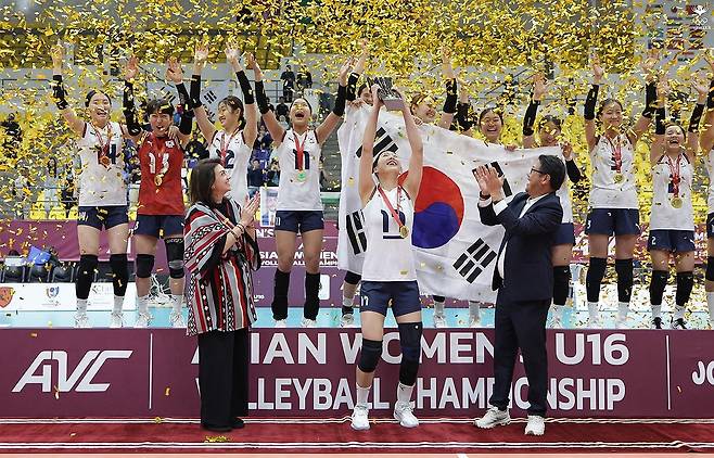 U-16 여자배구 아시아선수권 우승에 기뻐하는 선수들 2025년 U-16 아시아선수권대회에서 우승한 16세 이하 여자 배구 대표팀 [아시아배구연맹 페이스북 캡처. 재판매 및 DB 금지] photo@yna.co.kr