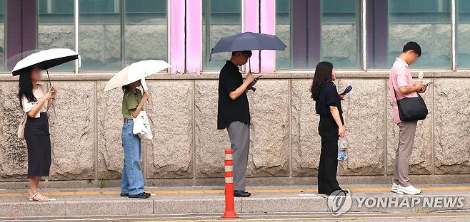 양산과 손 선풍기 든 출근길 시민들 (인천=연합뉴스) 임순석 기자 = 폭염이 이어진 4일 오전 인천 미추홀구 인천1호선 인천터미널역 앞에서 시민들이 손 선풍기와 양산을 들고 출근 버스를 기다리고 있다. 2026.8.4 soonseok02@yna.co.kr