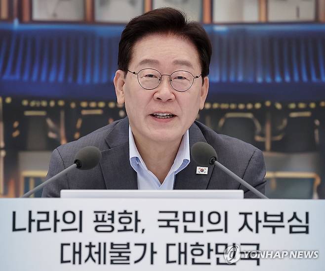 이재명 대통령, 부처 업무보고 발언 (서울=연합뉴스) 김도훈 기자 = 이재명 대통령이 5일 청와대 영빈관에서 열린 외교부·통일부·국방부·국가보훈부 등에 대한 부처 업무보고에서 발언하고 있다. 2026.8.5 [청와대통신사진기자단] superdoo82@yna.co.kr
