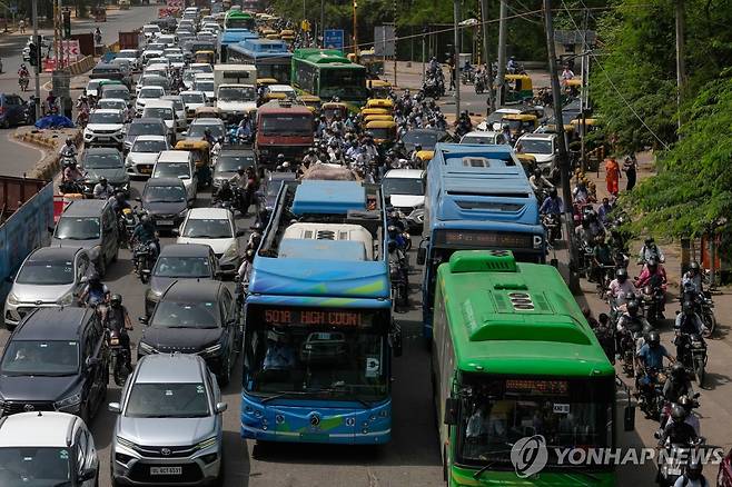 뉴델리 시내 자동차와 오토바이들 [AP=연합뉴스 자료사진. 재판매 및 DB 금지]