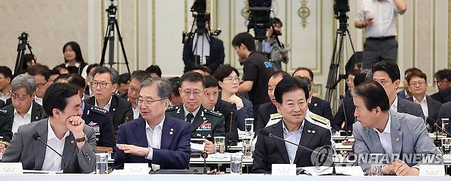 업무보고 참석한 국방부·외교부·통일부·국가보훈부 장관 (서울=연합뉴스) 김도훈 기자 = 안규백 국방부 장관(왼쪽부터), 조현 외교부 장관, 정동영 통일부 장관, 권오을 국가보훈부 장관이 5일 청와대 영빈관에서 열린 부처 업무보고에 참석해 있다. 2026.8.5 [청와대통신사진기자단] superdoo82@yna.co.kr