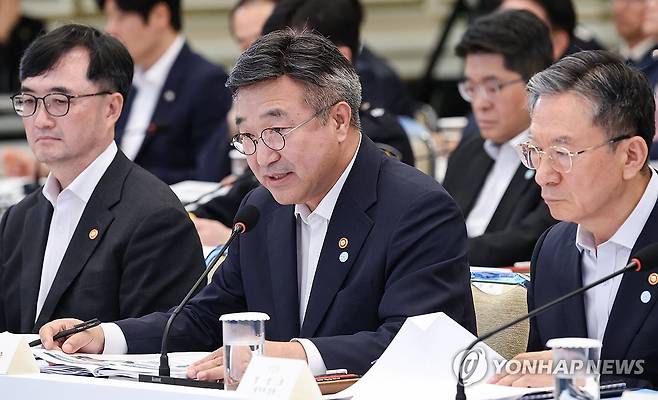 업무 보고하는 윤호중 행안부 장관 (서울=연합뉴스) 김도훈 기자 = 윤호중 행안부 장관이 5일 청와대 영빈관에서 열린 이재명 대통령 주재 부처 업무보고에서 보고하고 있다. 
    왼쪽부터 임기근 국무조정실장, 윤호중 행안부 장관, 정성호 법무부 장관. 2026.8.5 [청와대통신사진기자단] superdoo82@yna.co.kr
