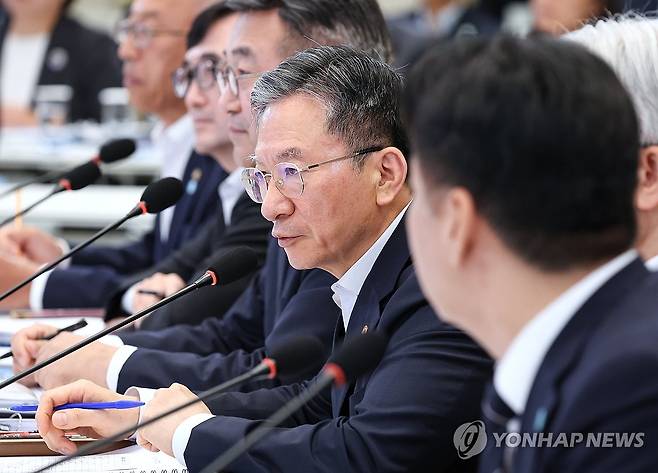 답변하는 정성호 법무부 장관 (서울=연합뉴스) 김도훈 기자 = 정성호 법무부 장관이 5일 청와대 영빈관에서 열린 행안부·법무부·검찰청 등에 대한 부처 업무보고에서 이재명 대통령 질문에 답변하고 있다. 2026.8.5 [청와대통신사진기자단] superdoo82@yna.co.kr