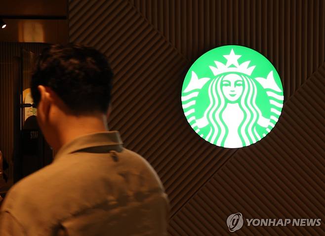 경찰, 스타벅스 본사 압수수색 (서울=연합뉴스) 김주형 기자 = 경찰이 5일 서울 강남구 스타벅스 본사 등에 대한 압수수색을 나선 것으로 알려졌다.
사진은 이날 본사 건물에 위치한 매장 모습. 2026.8.5 kjhpress@yna.co.kr
