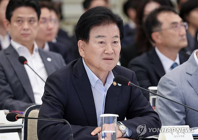 업무 보고하는 정동영 통일부 장관 (서울=연합뉴스) 김도훈 기자 = 정동영 통일부 장관이 5일 청와대 영빈관에서 열린 이재명 대통령 주재 부처 업무보고에서 보고하고 있다. 2026.8.5 [청와대통신사진기자단] superdoo82@yna.co.kr