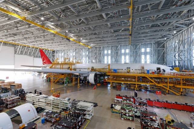 인천공항 첨단복합항공단지 IKCS 화물기 개조시설에서 보잉 777-300ER 여객기를 화물기로 개조하는 작업을 진행하고 있다. 인천국제공항공사 제공