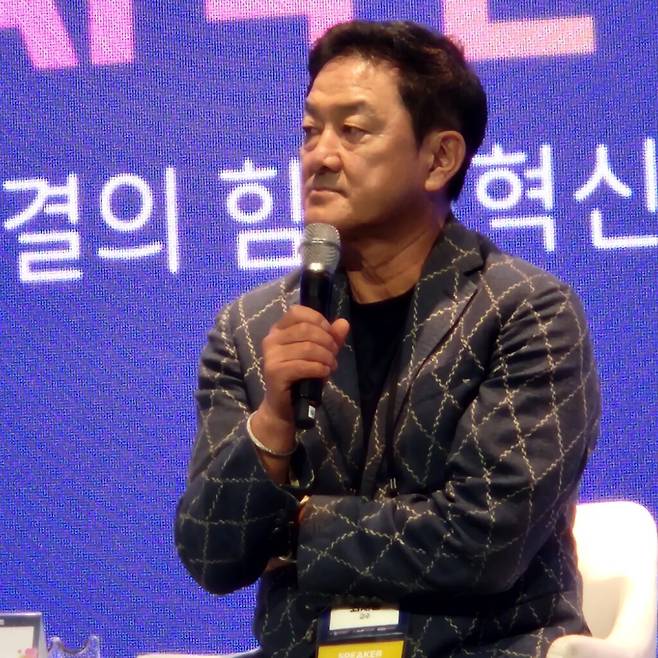 ‘최재붕의 글로벌 AI 트렌드’와 ‘AI 사피엔스: 전혀 다른 세상의 인류’ 등을 집필한 최재붕 성균관대 교수는 스마트폰을 신체의 일부처럼 사용하는 인류를 ‘포노 사피엔스’로 설명한 데 이어 AI를 생활과 생존의 기반으로 받아들이는 인류의 변화를 추적하고 있다. (사진=테크42)