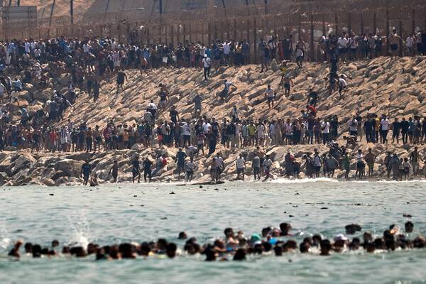 모로코에서 바다를 통해 세우타로 가려는 이주민들. [AP=연합뉴스]