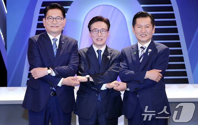 더불어민주당 송영길(왼쪽부터), 김민석, 정청래 당대표 후보가 5일 서울 여의도 KBS에서 열린 2차 TV토론회에 앞서 포즈를 취하고 있다. 2026.8.5 ⓒ 뉴스1 국회사진기자단