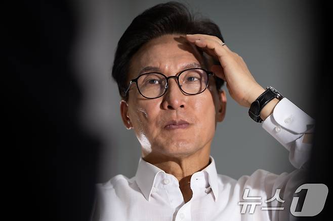 김민석 더불어민주당 당대표 후보가 5일 서울 여의도 국회 의원회관에서 뉴스1과 인터뷰하고 있다. ⓒ 뉴스1 유승관 기자