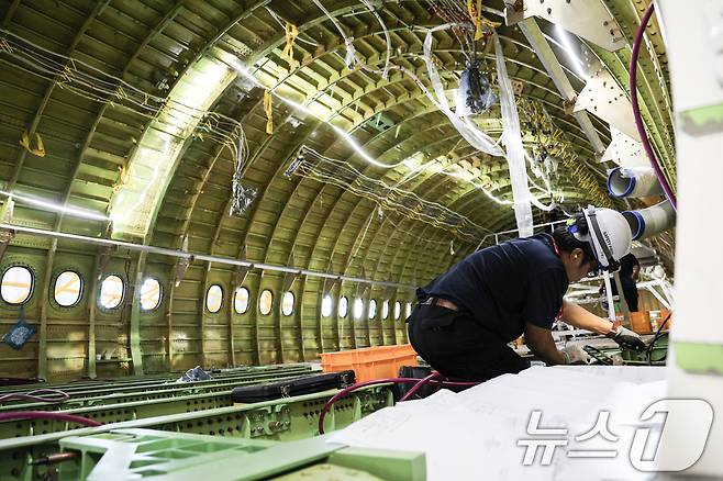 6일 인천국제공항 첨단복합항공단지 내 IKCS 화물기 개조시설에서 보잉 B777 여객기를 화물기로 개조하는 작업이 진행되고 있다. 2026.8.6 ⓒ 뉴스1 공항사진기자단