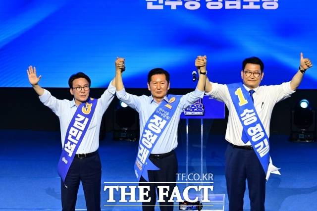 더불어민주당 전당대회에서 TK(대구·경북) 권리당원 투표가 시작됐지만 당대표 후보들은 모두 호남과 서울 일정을 택하며 'TK 패싱' 논란이 다시 불거졌다. 사진은 김민석(왼쪽부터), 정청래, 송영길 민주당 당대표 후보가 지난 2일 오후 경남 창원대학교 종합교육관 이룸홀에서 열린 민주당 당대표·최고위원 합동연설회에서 기념사진 찍고 있는 모습. /뉴시스
