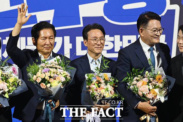 더불어민주당 안팎에서는 권리당원과 대의원 표 가치를 같게 한 '1인1표제'가 TK 소외를 심화시켰다는 지적이 나온다. 사진은 민주당 8·17 전당대회 당대표 본경선에 진출한 정청래·김민석·송영길 후보가 지난달 23일 오후 서울 여의도 국회 의원회관에서 열린 당대표·최고위원 선출을 위한 예비경선 결과발표에서 기념 촬영을 하고 있는 모습. /국회=서예원 기자