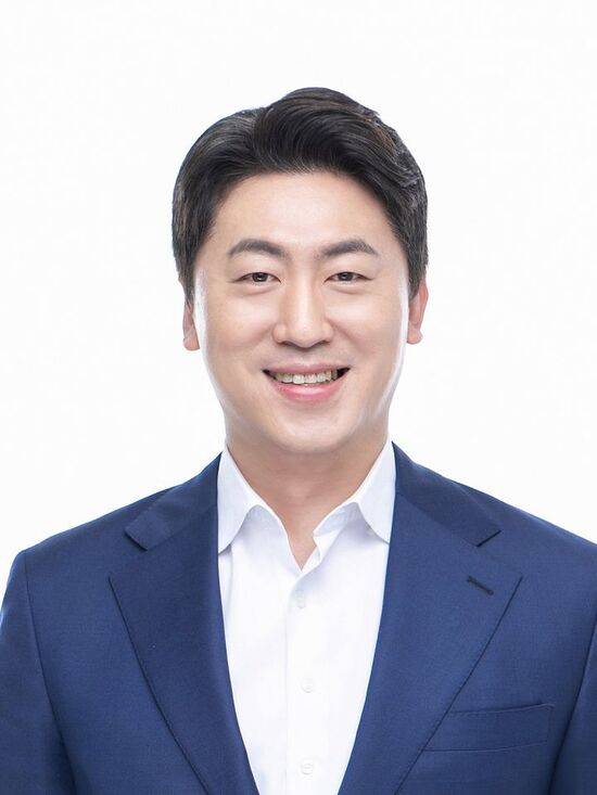 변화의 흐름을 이어갈 중심에는 지난 7월 임시주주총회를 거쳐 공식 선임된 김종윤(사진) 대표가 있다. 김 대표는 야놀자 최고전략책임자(CSO), 최고사업책임자(CBO), 야놀자클라우드 CEO 등을 역임하며 사업 전략과 디지털 전환을 주도한 전략가로 평가받는다. /롯데하이마트