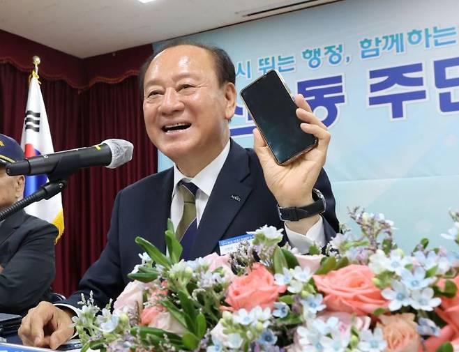 유동균 마포구청장이 신수동 주민과의 대화 현장에서 바로바로 소통폰을 설명하고 있다. 마포구 제공.