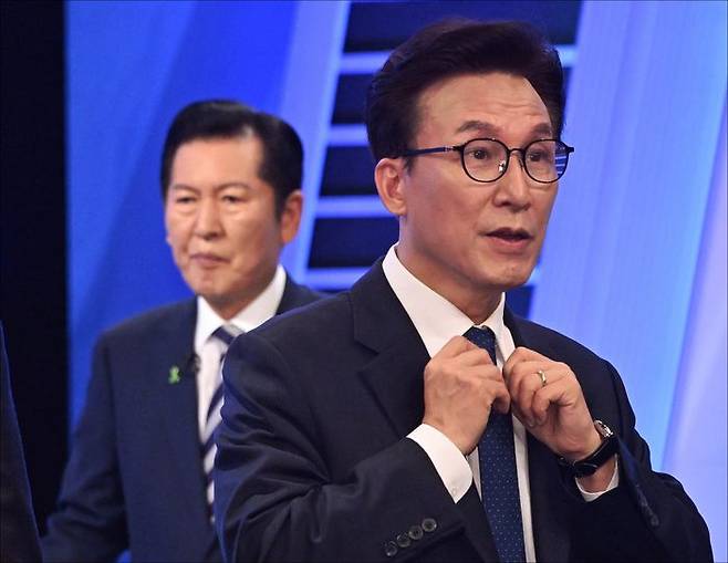 더불어민주당 정청래, 김민석 당대표 후보가 5일 오후 서울 여의도 KBS에서 열린 TV토론회에서 토론 준비를 하고 있다. ⓒ국회사진기자단