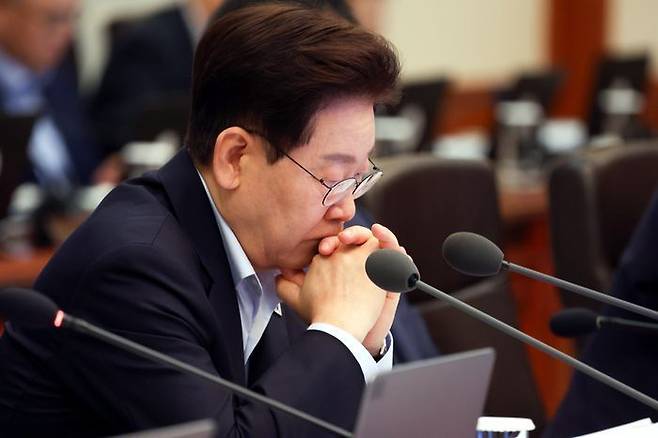 이재명 대통령이 청와대에서 열린 국무회의에서 자료를 살펴보고 있다. ⓒ뉴시스