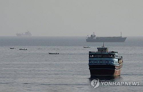호르무즈해협을 통과하는 선박들. 로이터 연합뉴스