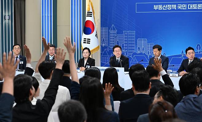 지난달 23일 이재명 대통령 주재로 서울 여의도 KBS에서 열린 부동산정책 국민 대토론회에서 참석자들이 발언권을 요청하고 있다. 왕태석 선임기자