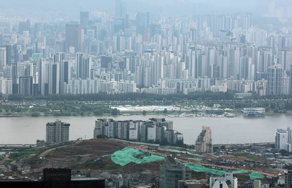 서울 용산구 한 재개발 예정지와 강남 아파트 [사진=연합뉴스]