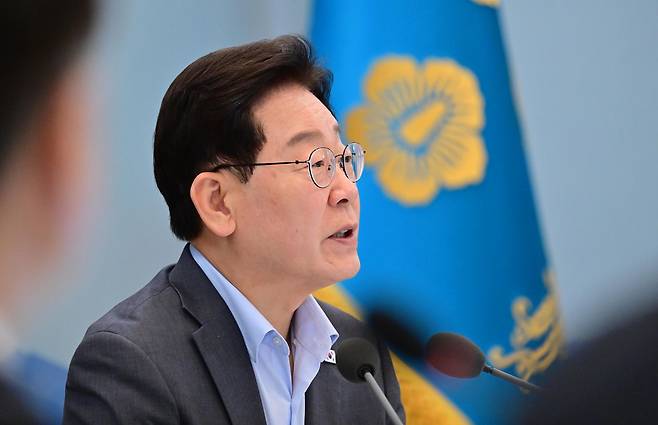 이재명 대통령이 5일 청와대 영빈관에서 열린 행정안전부·법무부·국무조정실·법제처·인사혁신처 등에 대한 부처 업무보고에서 발언을 듣고 있다. 청와대사진기자단