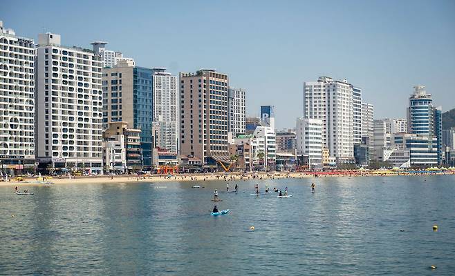 광안리해수욕장에서 SUP 등 해양 레저를 즐기는 피서객들.