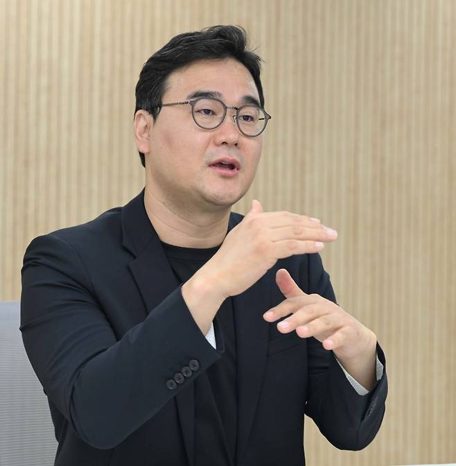 한승원 한국뮤지컬제작사협회 회장이 최근 서울 대학로에서 국민일보와 인터뷰를 하고 있다. 한 회장은 “뮤지컬 제작사는 무대를 직접 기획 및 제작하고 리스크를 짊어지는 ‘플레이어’인 동시에, 배우·스태프·투자자·관객이 모여 작품을 완성하도록 판을 깔아주는 ‘플랫폼’ 역할을 수행한다. 따라서 지원 정책에 제작사들의 목소리가 반영되어야 한다”고 주장했다.  권현구 기자