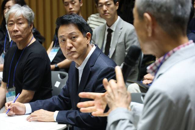 오세훈 서울시장이 6일 서울시청에서 열린 '부동산 정상화를 위한 시민 대토론회'에서 참석자의 발언을 경청하고 있다. 연합뉴스