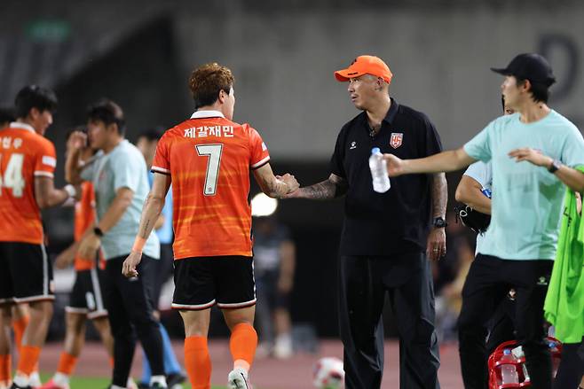 차두리 화성 감독의 속도를 앞세운 압박 축구가 팀을 승격 경쟁권으로 이끌고 있다. 한국프로축구연맹 제공