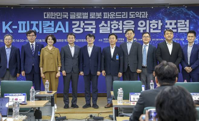 사진은 한병도 더불어민주당 당대표 직무대행 겸 원내대표와 김의겸 의원 등 참석자들이 6일 서울 여의도 국회 의원회관에서 열린 대한민국 글로벌 로봇 파운드리 도약과 K-피지컬AI 강국 실현을 위한 포럼에서 기념촬영을 하고 있는 모습. /사진=뉴시스