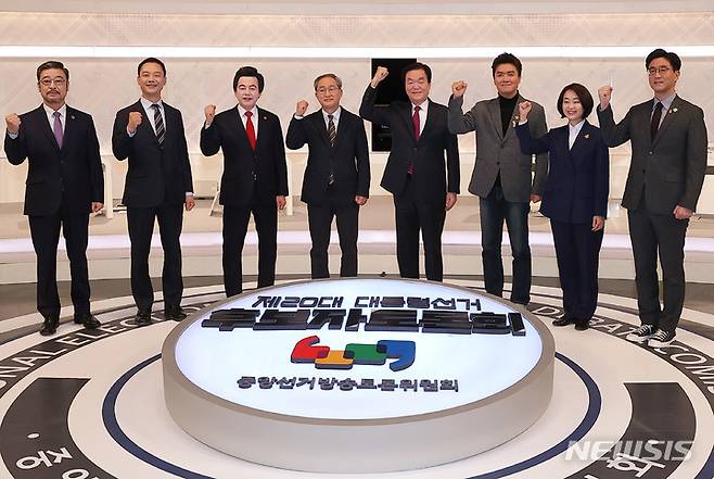 [서울=뉴시스] 국회사진기자단 = 제20대 대통령선거 중앙선거방송토론위원회 주관 초청 외 후보자의 방송토론회에 참석했던 후보자들이 지난 2022년 2월 22일 서울 상암동 MBC 스튜디오에서 기념 촬영을 하는 모습. 2026.08.06. photo@newsis.com