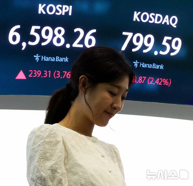 [서울=뉴시스] 박주성 기자 = 5일 오후 서울 중구 하나은행 딜링룸에서 딜러들이 업무를 하고 있다.코스피가 전일보다 239.31포인트(3.76%) 오른 6598.26에 장을 마감했고 코스닥은 전일보다 18.87포인트(2.42%) 오른 799.59에 장을 마감했다.2026.08.05. park7691@newsis.com