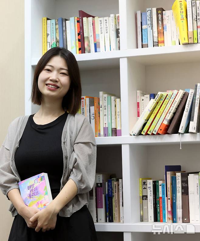 [고양=뉴시스] 박주성 기자 = 장편소설 '태양 아래 올리브'로 돌아온 김초엽 작가가 5일 오전 경기도 고양시 덕은구 블러썸스튜디오에서 뉴시스와 인터뷰 전 포즈를 취하고 있다. 2026.08.06. park7691@newsis.com
