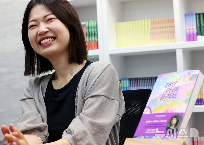 [고양=뉴시스] 박주성 기자 = 장편소설 '태양 아래 올리브'로 돌아온 김초엽 작가가 5일 오전 경기도 고양시 덕은구 블러썸스튜디오에서 뉴시스와 인터뷰를 하고 있다. 2026.08.06. park7691@newsis.com