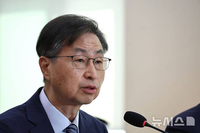 [서울=뉴시스] 김금보 기자 = 3대 특검(내란·김건희·순직해병) 이후 남은 의혹을 수사하는 2차 종합특별검사팀이 대통령실 관저 이전 부실 감사 의혹과 관련해 최재해 전 감사원장을 소환 조사했다. 사진은 지난해 최 전 감사원장이 국정감사에서 질의에 답하고 있는 모습. 2026.08.06. kgb@newsis.com
