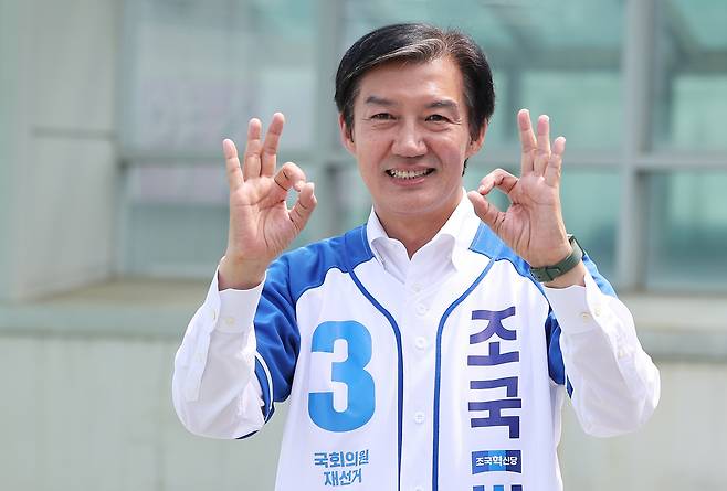 경기 평택을 국회의원 재선거에 출마한 조국혁신당 조국 후보가 6월 2일 경기도 평택시 안중읍에서 지지를 호소하고 있다. 연합뉴스