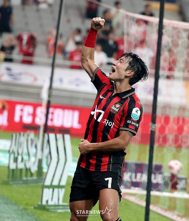 서울 정승원이 22일 서울월드컵경기장에서 열린 '하나은행 K리그 2026'  FC서울과 포항스틸러스 경기 후반 막판 자신의 두번째 골을 성공시킨 후 동료들과 자축하고 있다.  2026.07.22. /사진=강영조 cameratalks@