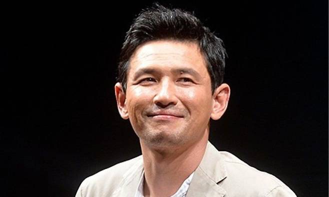 The legal community has released a legal interpretation regarding the establishment of an extramarital affair and the crime of stalking in the privacy controversy surrounding actor Hwang Jung-min. Attorney Lee Ji-hoon analyzed the relationship between Hwang Jung-min and informant A, explaining the possibility of legal action.Through his YouTube channel, Attorney Lee analyzed that the relationship between the two in 2023 could be viewed as an extramarital affair, and that As subsequent actions constitute the crime of unilateral stalking. He also added that this is a matter where Hwang Jung-mins spouse could file a lawsuit against A for damages as an adulterer.Currently, Hwang Jung-mins side has filed a complaint against A for stalking, and the court issued a summary order imposing a fine of 3 million won along with a provisional restraining order. Dissatisfied with this, A has requested a formal trial, and the legal battle between the two parties is expected to continue.His agency, Sam Company, stated that it will take strict action against the dissemination of false information and defamation. As legal proceedings are underway, the dispute between the two sides is expected to continue for the time being.