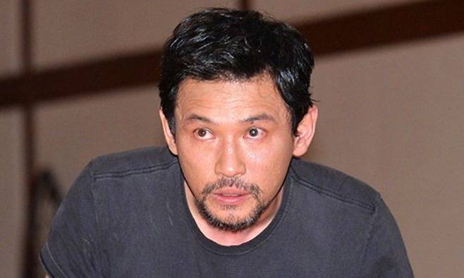 The legal community has released a legal interpretation regarding the establishment of an extramarital affair and the crime of stalking in the privacy controversy surrounding actor Hwang Jung-min. Attorney Lee Ji-hoon analyzed the relationship between Hwang Jung-min and informant A, explaining the possibility of legal action.Through his YouTube channel, Attorney Lee analyzed that the relationship between the two in 2023 could be viewed as an extramarital affair, and that As subsequent actions constitute the crime of unilateral stalking. He also added that this is a matter where Hwang Jung-mins spouse could file a lawsuit against A for damages as an adulterer.Currently, Hwang Jung-mins side has filed a complaint against A for stalking, and the court issued a summary order imposing a fine of 3 million won along with a provisional restraining order. Dissatisfied with this, A has requested a formal trial, and the legal battle between the two parties is expected to continue.His agency, Sam Company, stated that it will take strict action against the dissemination of false information and defamation. As legal proceedings are underway, the dispute between the two sides is expected to continue for the time being.