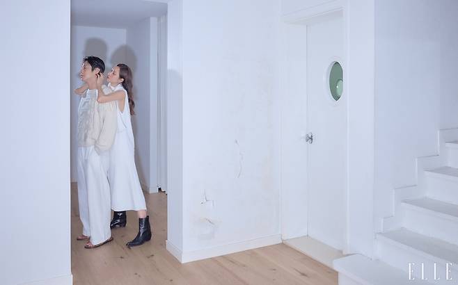 Actor Gong Hyo-jin posted a pictorial on his social media featuring Jung Jun Park, who has recently been at the center of controversy due to his attitude, expressing his unwavering support. The two are currently working together as a married couple in the MBC drama *Married Woman Killer*.Gong Hyo-jin posted several photos from the pictorial with Jung Jun Park without any specific explanation. Previously, Jung Jun Park sparked controversy for his overly passive attitude while appearing on the MBC variety show *Hangout with Yoo*.
