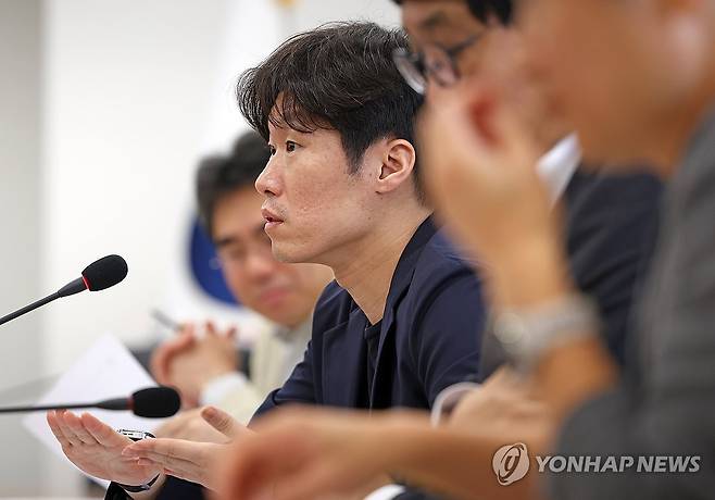 발언하는 박지성 공동위원장 (서울=연합뉴스) 박지성 K-축구 혁신위원회 공동위원장이 27일 서울 종로구 국립현대미술관 서울관에서 열린 K-축구 혁신위원회 4차 회의에서 발언하고 있다. 2026.7.27 [문화체육관광부 제공. 재판매 및 DB 금지] photo@yna.co.kr