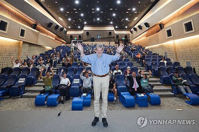 울산울주세계산악영화제서 '세계적 산악인 라인홀트 메스너와' (울산=연합뉴스) 국내 유일 국제산악영화제인 제10회 울산울주세계산악영화제가 지난해 9월 26일부터 30일까지 울산 울주군에서 열렸다. 사진은 세계적 산악인 라인홀트 메스너가 영화제를 방문해 자신의 영화 상영 시간에 관객들과 이야기를 나누는 등 함께 한 모습. 2025.9.28 [울산울주세계산악영화제 제공. 재판매 및 DB 금지] young@yna.co.kr