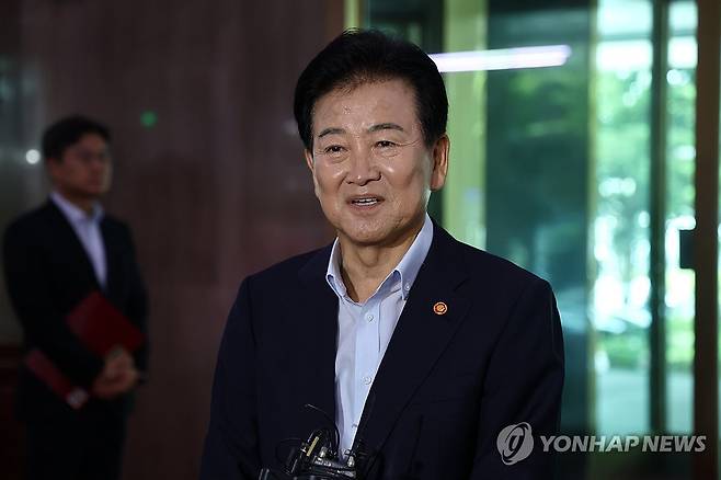정동영 장관, 출근길 도어스테핑 (서울=연합뉴스) 윤동진 기자 = 정동영 통일부 장관이 6일 서울 종로구 정부서울청사로 출근하며 발언하고 있다. 2026.8.6 mon@yna.co.kr