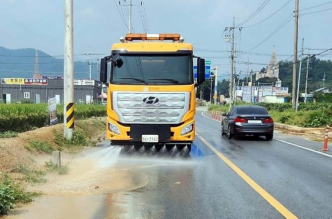 살수작업에 투입된 제설차량 [충북도 제공. 재판매 및 DB 금지]