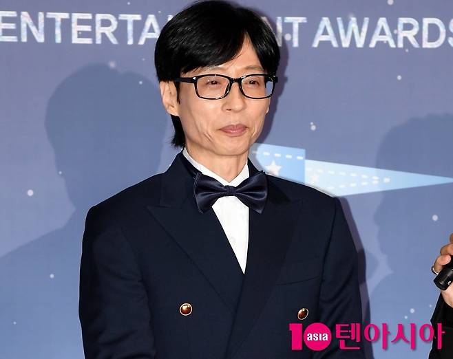 유재석이 '쉼표, 클럽' 여름 정모에서 회원들의 불만을 지적하며 웃음을 안긴다./사진=텐아시아DB
