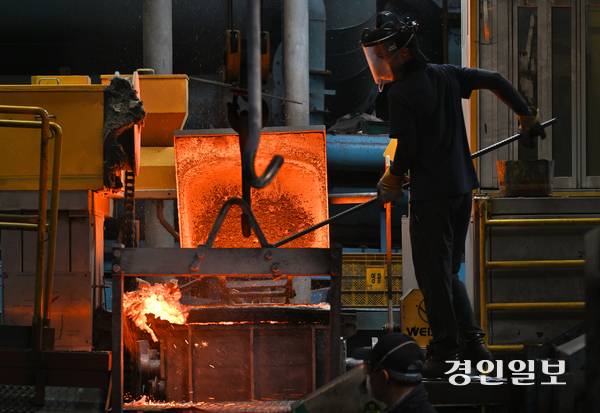 6일 오전 인천시 서해구 경서동 서부일반산업단지 삼창주철공업에서 노동자가 섭씨 1600도 열기 속에서 작업을 하고 있다.  2026.8.6 /조재현기자 jhc@kyeongin.com