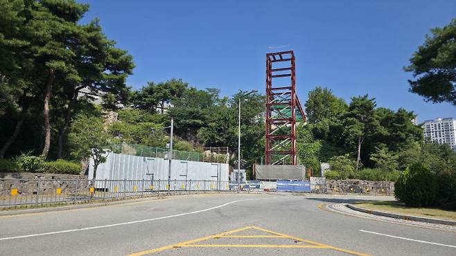 고운뜰공원 벽천광장에서 시립박물관, 모두의 놀이터 이동을  도와줄 엘리베이터 건립 현장 모습. (사진=이희택 기자)