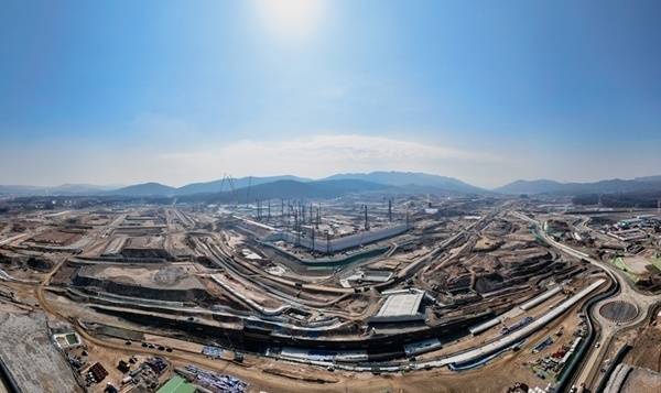 정부가 반도체 메가 클러스터 조성에 속도전을 선언한 가운데 두산에너빌리티와 한화솔루션 등 에너지 밸루체인 기업들이 수혜를 받을 전망이다. 사진은 용인 반도체 클러스터 공사 현장./사진=SK에코플랜트 제공