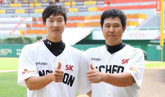 출처:연합뉴스 / SK 와이번스 시절 최항(왼쪽)과 최정