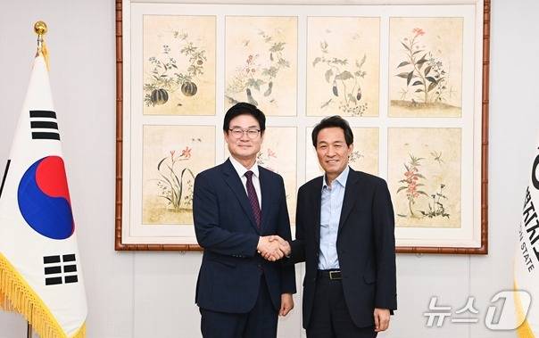 구자열 강원 원주시장이 7일 강원특별자치도청에서 우상호 지사와 만나 주요 현안 사업에 대해 논의했다. (원주시 제공. 재판매 및 DB금지) 2026.8.7/뉴스1